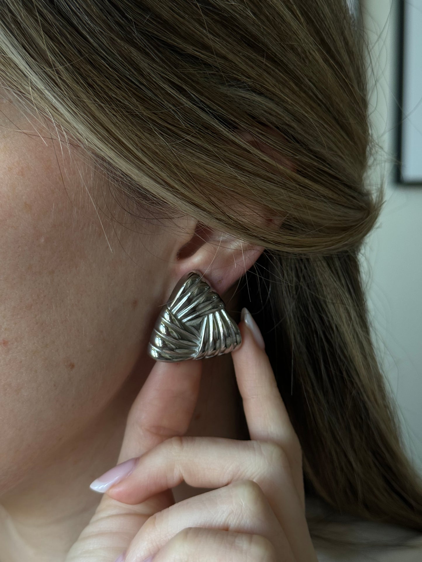 The GOLDEN AMELIE EARRINGS feature elegant, gold triangle earrings that will elevate any outfit. Made with high-quality material, they are designed to add a touch of sophistication and style to your look. Perfect for any occasion, these earrings are a must-have for any fashion-forward individual looking to make a statement.
Vintage Chunky Triangle Gold earrings, stainless steel earrings, geometric earrings, triangle earrings, Gift for Her, Bridesmaid gift
Material: Stainless Steel + 18K gold plated
Meas