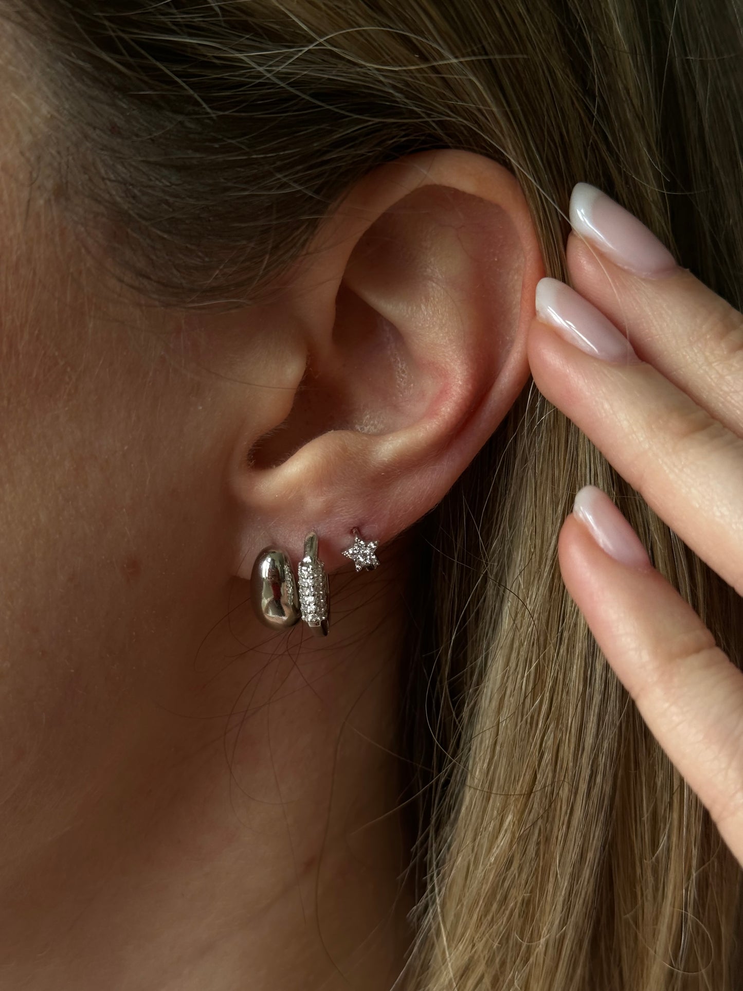 Elevate your style with these OVAL SQUARED MIDDLE SILVER HOOPS.
Perfect for day or night, these hoops are sure to make a nice statement and elevate your fashion game.
Material: 925 Sterling Silver + gold plated 18K
Measurements: .55 in x .50 in