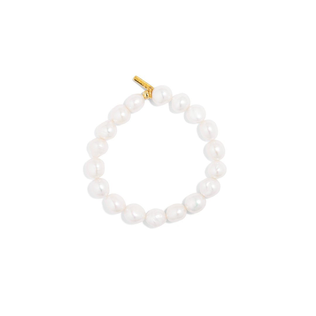 Look elegant with our baroque pearl bracelet! Adorn your wrist with these beautiful pearls that highlight your style and sophistication. Perfect for any occasion, this bracelet is a must-have addition to your jewelry box! Get ready for Summer 2014! 🏝️
Material: Baroque freshwater pearl
Measurement: 6 cm in diameter and 9 mm thick.