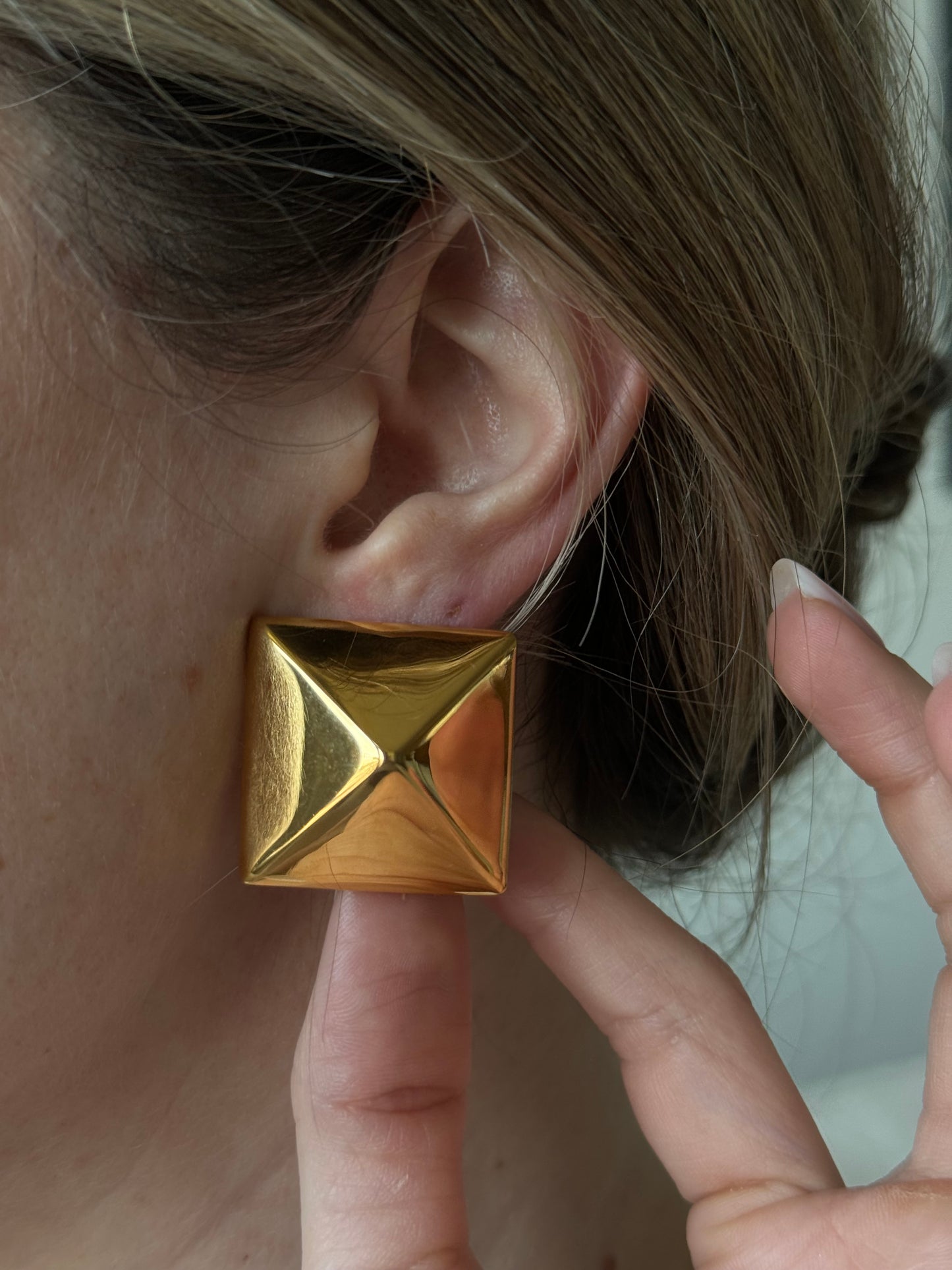 Add some dimension to your accessories with our Pyramid Golden Earrings. These stunning earrings, made from high-quality golden materials, feature a unique pyramid design that will elevate any outfit. Shine bright with this statement piece that exudes style and sophistication.
Material: Stainless Steel + 18K gold plated
Measurements: 1.10 x 1.10 in