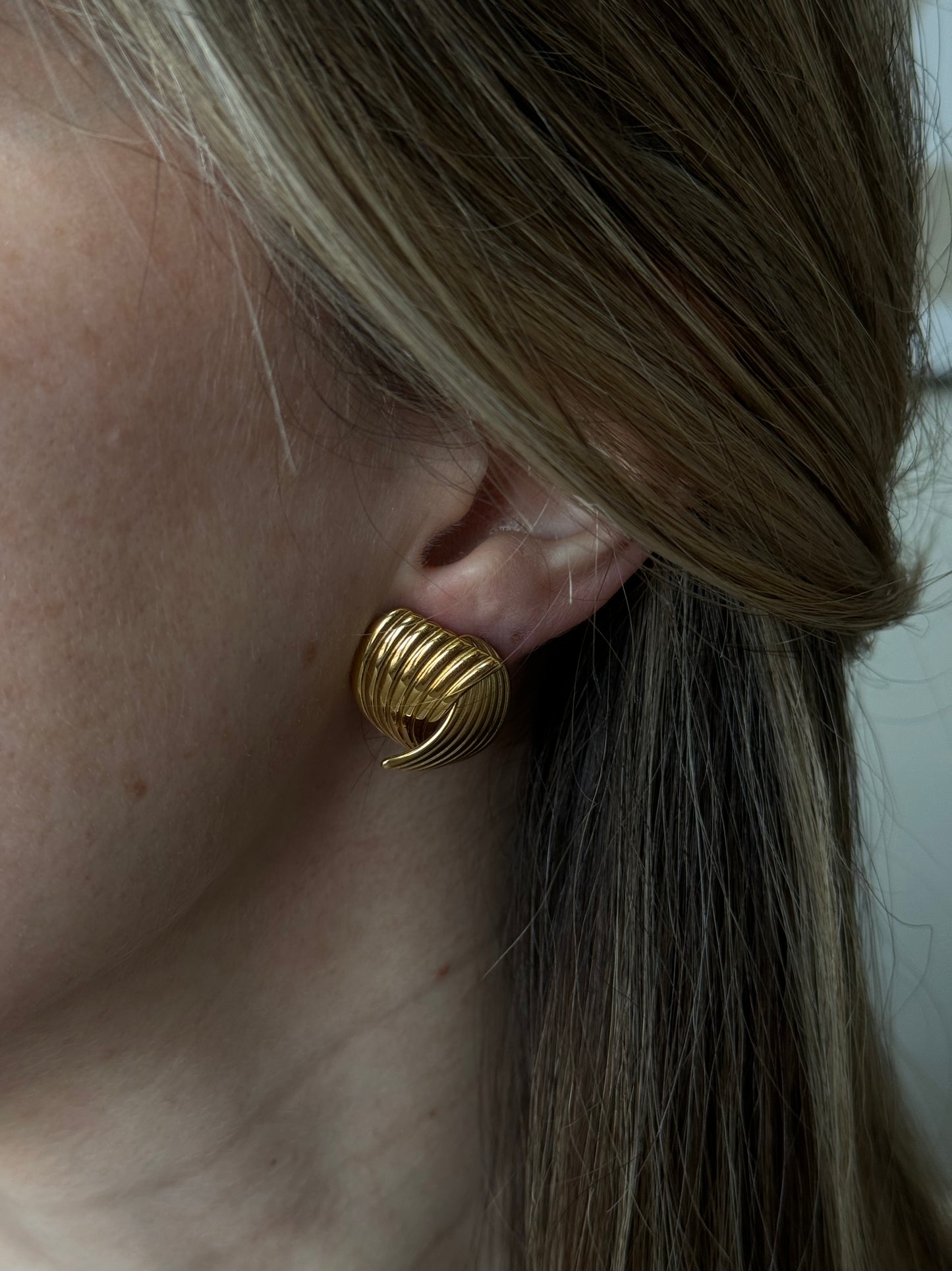 Expertly crafted with a vintage design, our EMILY EARRINGS exude timeless elegance. Each pair is a unique statement piece that adds a touch of sophistication to any outfit. Made with precision and quality, these earrings are the perfect accessory for any fashion-forward individual.
Material: Stainless Steel + 18K gold plated
Measurements: .75 x 1.00 in