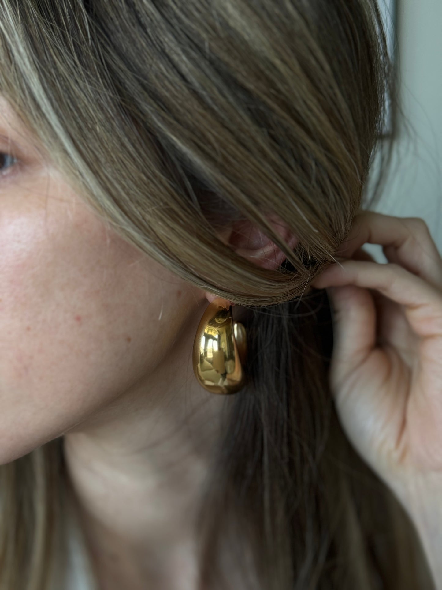 The Bold hoops is the classic hoop we all love. We can wear this over and over again for our all-time staple.
thick hoop earrings the most in-demand and chunky styles
Material: Stainless Steel + 18K gold plated
Measurements: 1.60 x .75 in