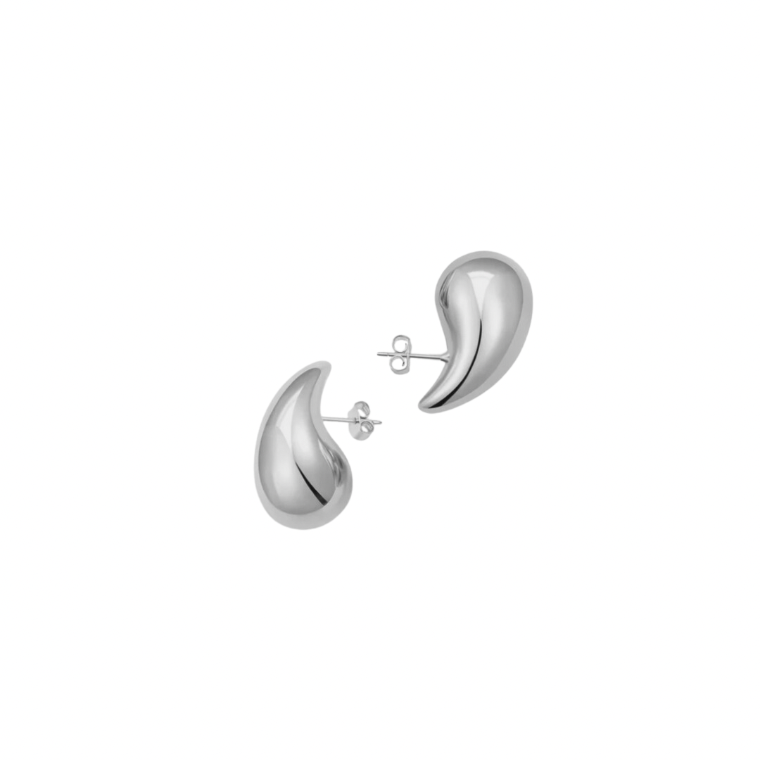 Take on the world with these bold, silver drop earrings! These SMALL ICONIC DROP GOLD EARRINGS will add a touch of daring and adventure to any outfit.
Show off your bold style and make a statement with these striking earrings.
Material: .925 Sterling Silver + 14K gold plated
measurements: .65 in x .35 in
