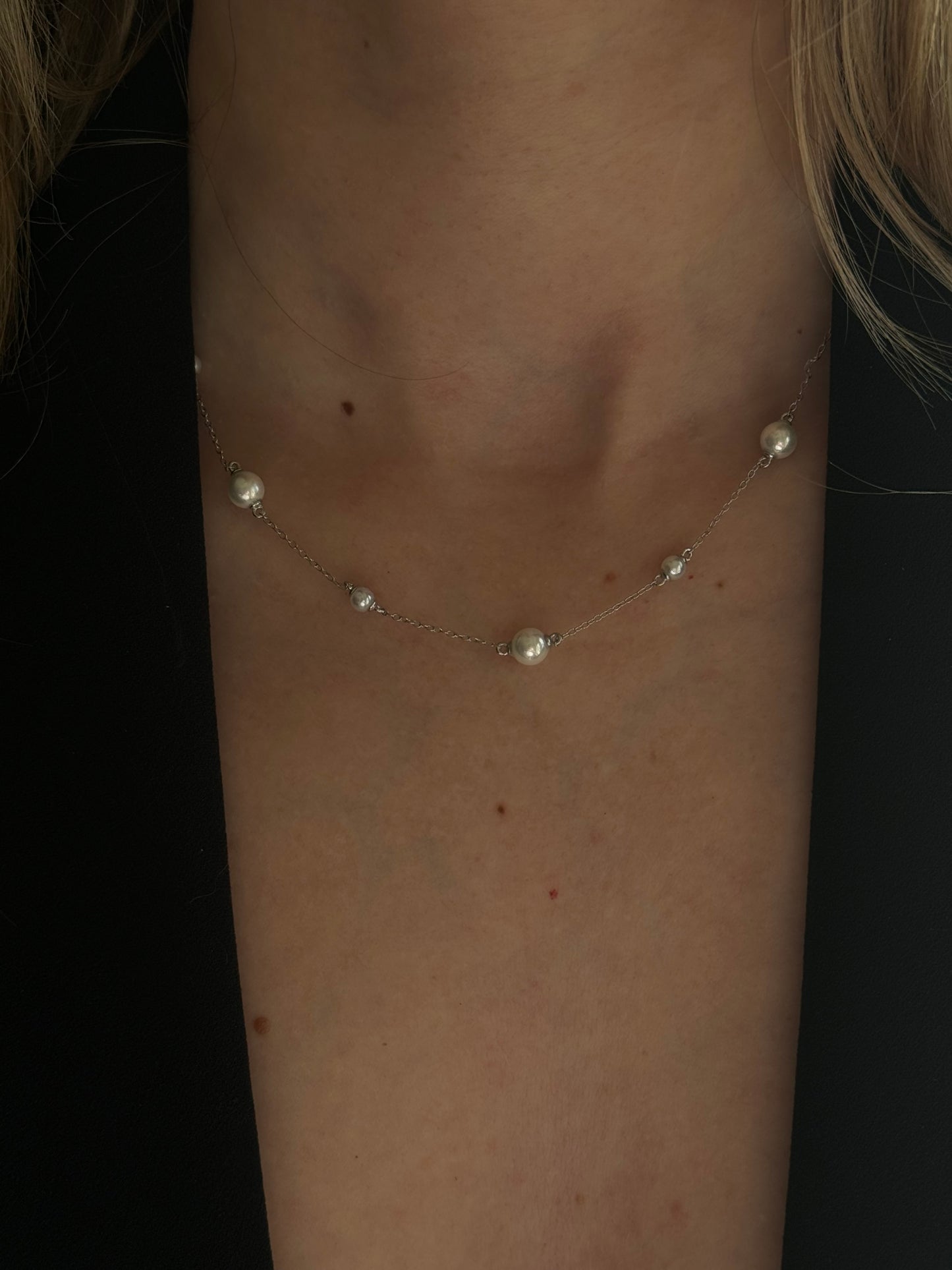 Indulge in the understated luxury of our DELICATE PEARL SILVER NECKLACE.
Elegant and sophisticated, this .925 Sterling Silver necklace features delicate pearls that add a touch of refinement to any outfit. Bring a touch of classic beauty to your wardrobe with this exclusive piece.
Material: .925 Sterling Silver + 18K gold plated
Measurements: 14.80 + 2.00 in