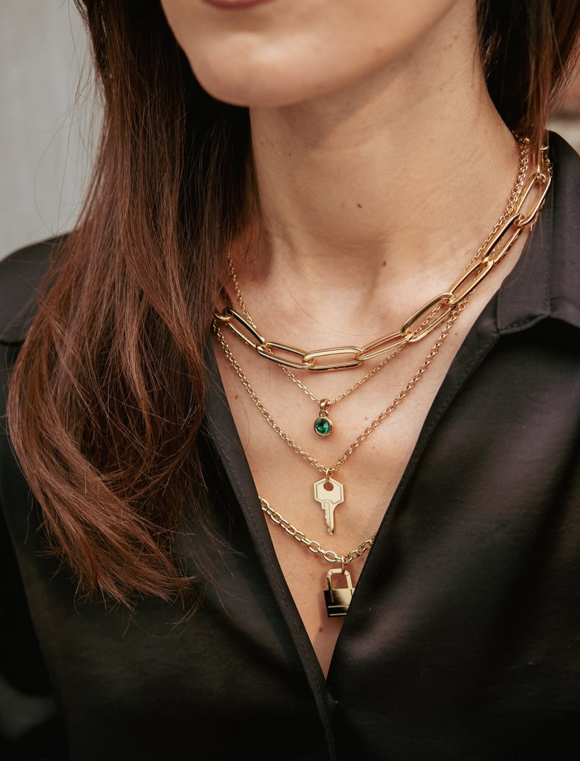 Unlock timeless style with this gold key pendant necklace. Suspended on a fine gold chain, the key charm symbolizes opportunity and new beginnings, making it a meaningful and stylish accessory.