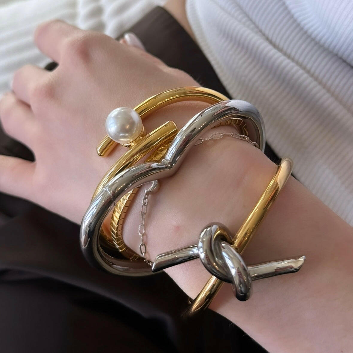 This unique accessory is the perfect addition to any outfit, adding a touch of love and charm. With its versatile design, it can be dressed up or down for any occasion.
Material: 100% Brass
Measurements: 2.95 x 2.70