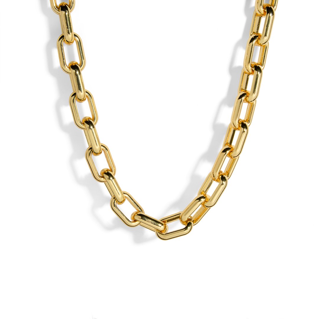 LONDON FASHION WEEK 2024
Collection that takes classic elegance to a new level, its design challenges the everyday giving a modern and sophisticated touch to classic jewelry elements such as pearls, quartz and metals. In some of our models you can find special parts such as insurance or prisms.
Material: 14k gold plate
Measurement: 65cm long and 1.3cm thick + 5cm extension