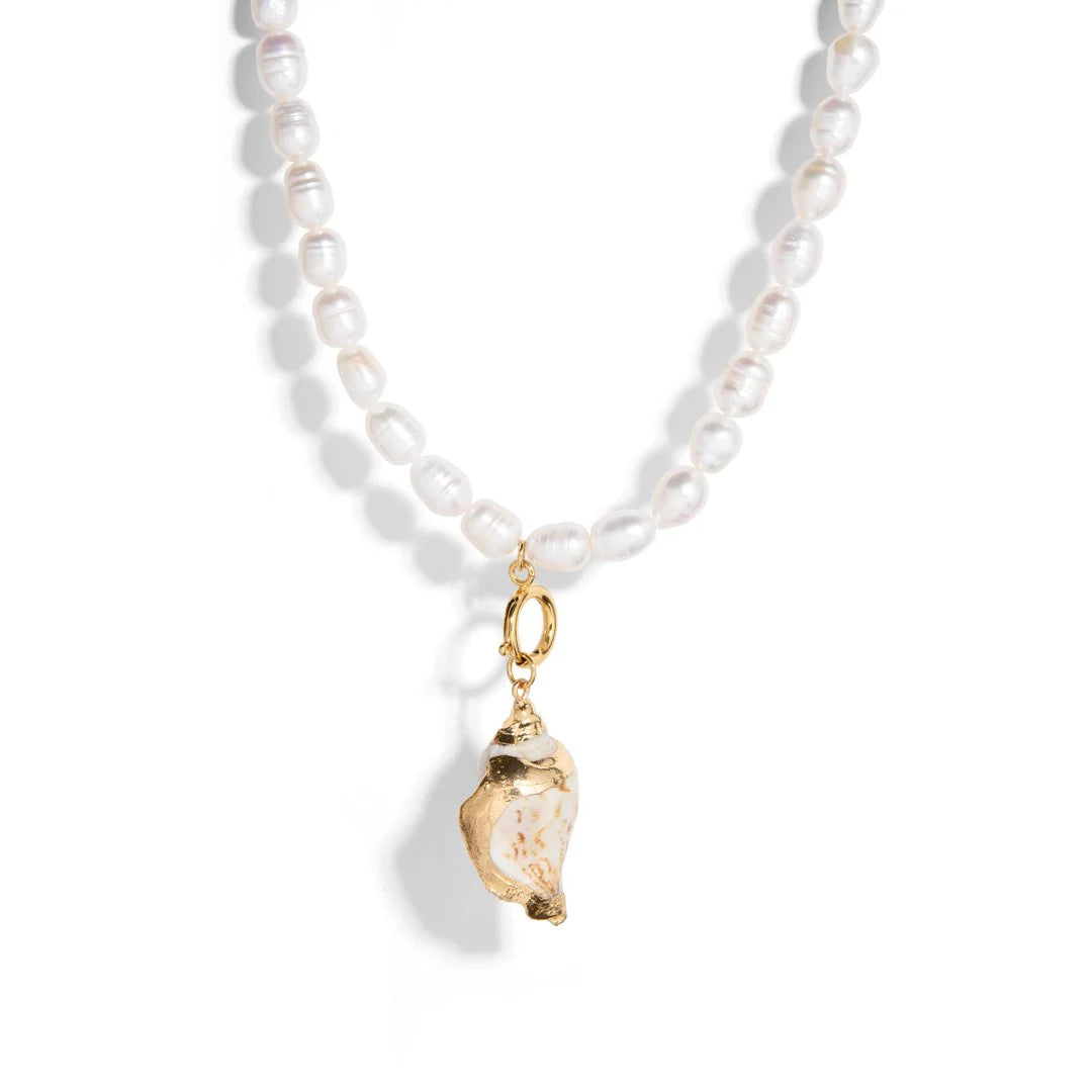 Add a touch of coastal charm with our CELESTIAL SHELL NECKLACE. Made with real shells, this necklace brings a piece of the ocean to your look. Perfect for beach lovers, this unique accessory is sure to make a stylish statement. (Shell-ebrate your love for the beach with our new necklace!) Hello Summer 2024! 🏝️
Material: natural pearls seashell + 18K gold plated