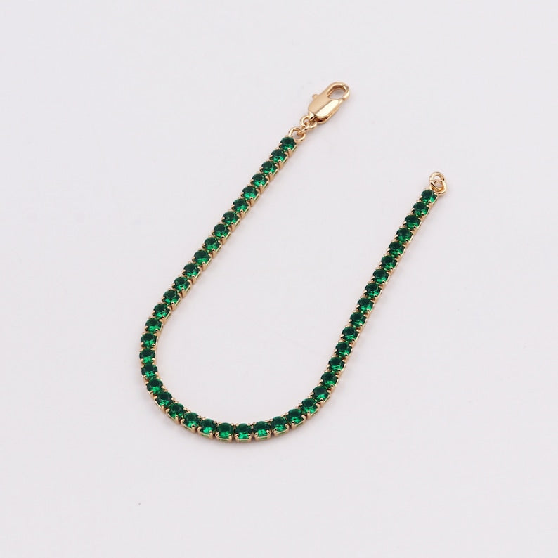 Shine bright like royalty with this 18K gold filled 3mm cubic zirconia emerald tennis bracelet. The sparkling cubic zirconia gems paired with the regal emerald color will add a touch of elegance and playfulness to any outfit.
This classic trend will add a touch of glam to any outfit. Get ready to hit a fashion ace with this must-have accessory. This bracelet is a winner!
A classic everyone needs the perfect tennis bracelet in the stacking game.
Material:18K gold filled
