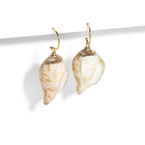 Discover the perfect touch of summer with our SEA TREASURE CHARM HOOPS. Crafted with delicate seashell hoops, these earrings bring a unique and beachy vibe to any outfit. Embrace the beauty of the sea with this must-have accessory. Hello Summer 2024! 🏝️
Material: natural pearls seashells + 18K gold plated