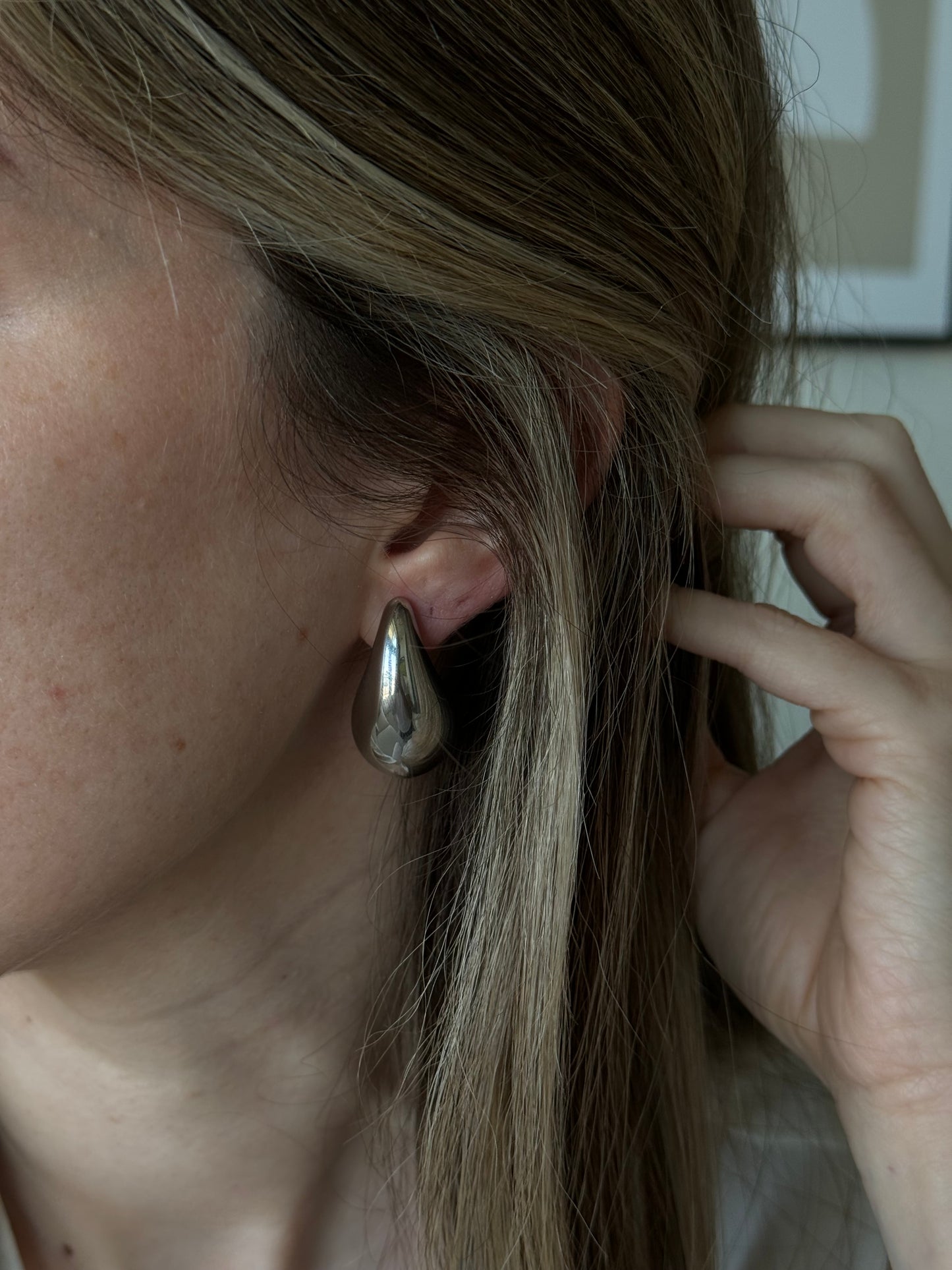 Introducing our new iconic drop earrings, the perfect accessory to elevate any outfit! Made with high-quality materials and exquisite craftsmanship, these earrings are designed to make a statement and leave a lasting impression. Bottega dups but delicate.
thick hoop earrings the most in-demand and chunky style
Material: Stainless Steel + 18K gold plated
measurements: 1.25 x .65 in