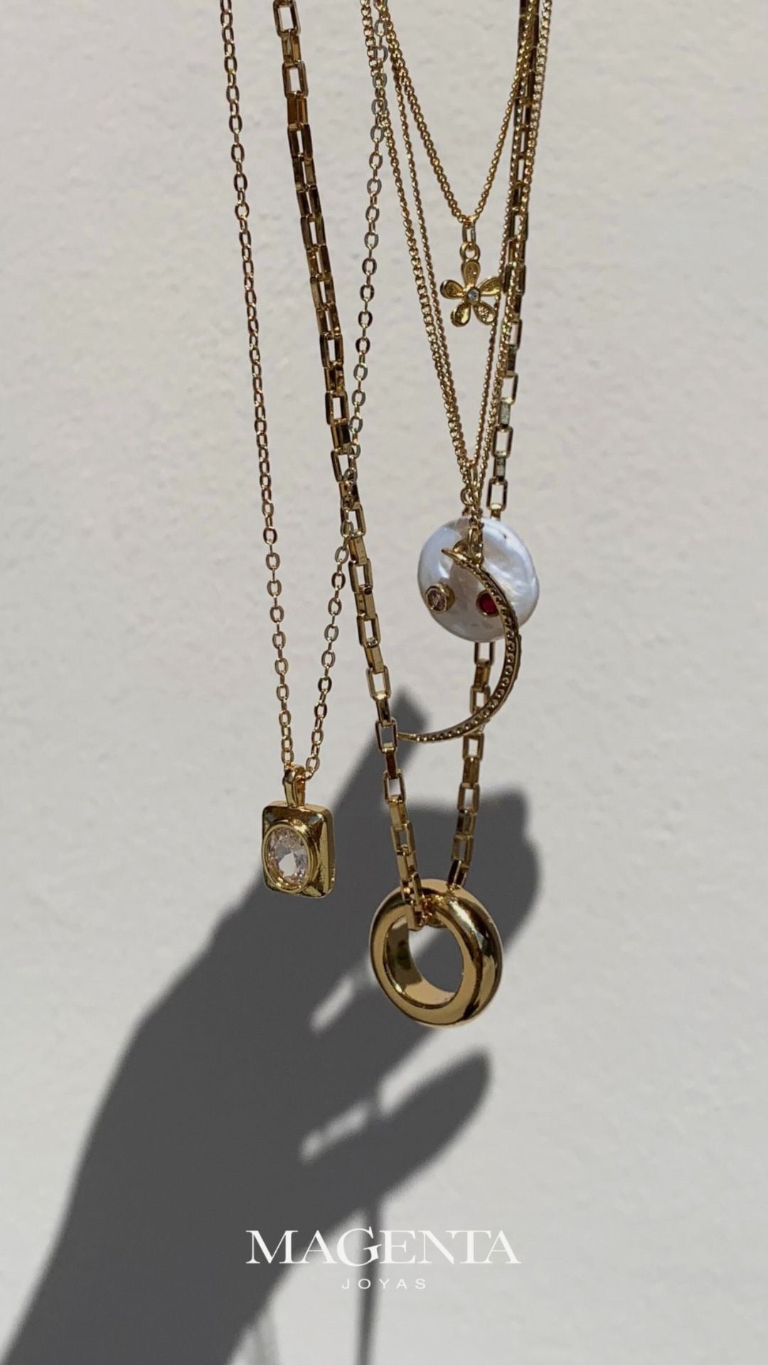 Magna necklace will be the magnet to your style! With its simple yet eye-catching design, this necklace is sure to attract compliments. Magnetize your outfit with the Magna necklace today!