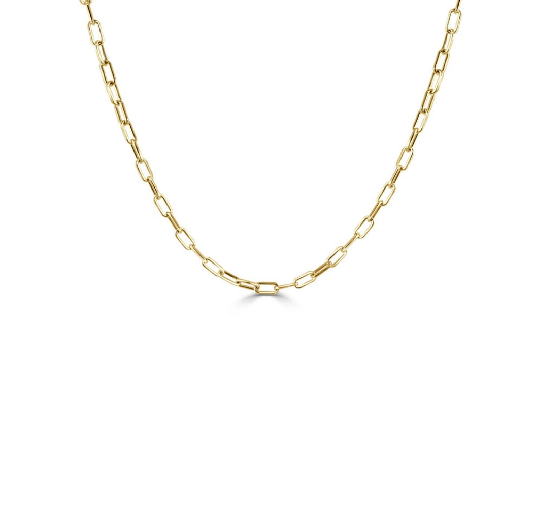 Add your favorite charms to this Short Link Paperclip Chain 18K Gold Filled and let it add some extra personality to your outfit!