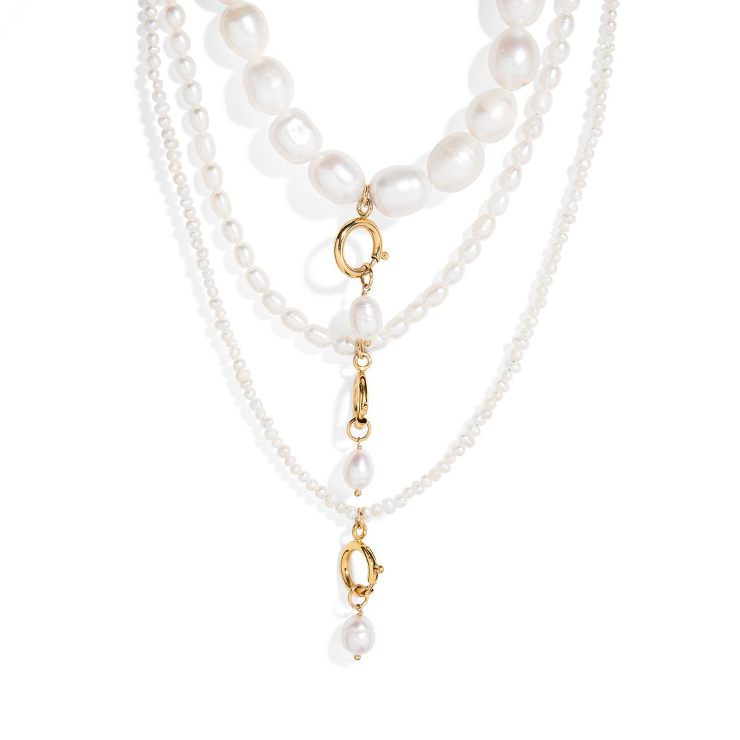 Look elegant and fresh with our included pearl necklace with shell pendant.
Plus, we will give you a natural pearl pendant! 🥳Create unique looks by changing the charms or wear them together for your vacation or beach days.
Feel the sea breeze on your skin! 🌊
This long necklace is ideal to combine with others from the collection and create a very stylish layering. Get ready for Summer 2024! 🏝️
Material: Natural pearl with 14k gold plate and shell pendant
Measurement: 60cm long and 3mm thick + 5cm exten