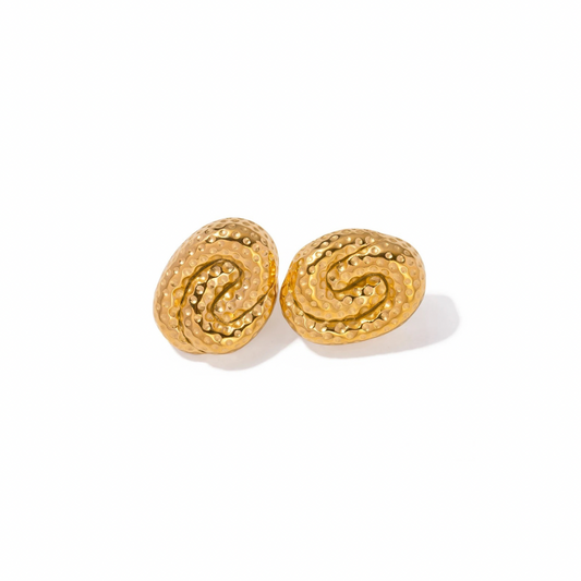 Expertly crafted with a hammered design, these Knot Golden Earrings exude elegance and sophistication. Made of high-quality materials, these earrings are perfect for any occasion and will add a touch of glamour to any outfit. The unique knot design adds a modern yet timeless touch, making them a must-have for any jewelry collection.


Material: Stainless Steel + 18K gold plated

Measurements: ﻿.75 x .95 in