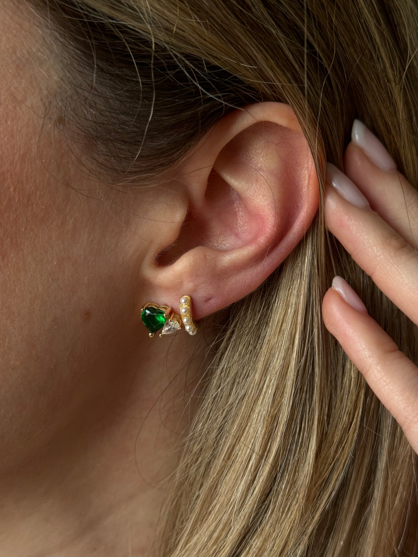 Indulge in the luxury of our GREEN HEART SPARKLE STUDS.

Exquisitely crafted with stunning green hearts, these studs add a touch  to any outfit.

Sparkling with every movement, they make a perfect gift for your loved one or a luxurious treat for yourself.


Material: 925 Sterling Silver + gold plated 18K

Measurements: .40x .30 in