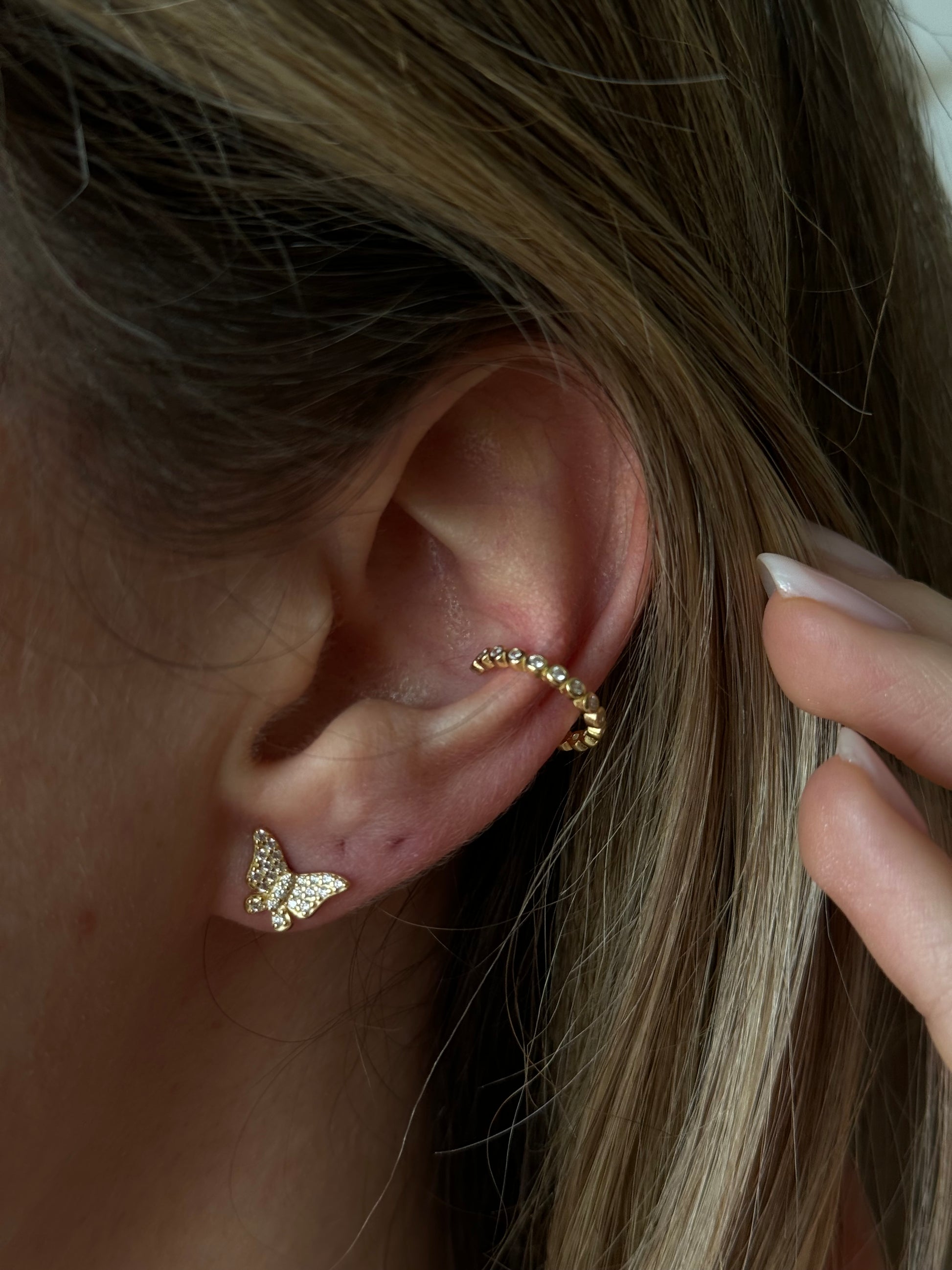 Introducing the SPARKLE BUTTERFLY GOLDEN STUDS, the perfect accessory for any occasion. Crafted with stunning detail and sparkle, these butterfly-shaped golden studs will add a touch of elegance and charm to your outfit.Material: .925 Sterling Silver + 14K gold plated
Measurements: .40 in x .25 in