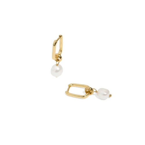 Get your summer look on point with these Pearl Charms Clip Huggies. These unique earrings add a touch of fun to any outfit with their playful charm and effortless clip closure. Perfect for showing off your playful side with a touch of sophistication.


Material: Sterling silver .925 + 18K gold plated