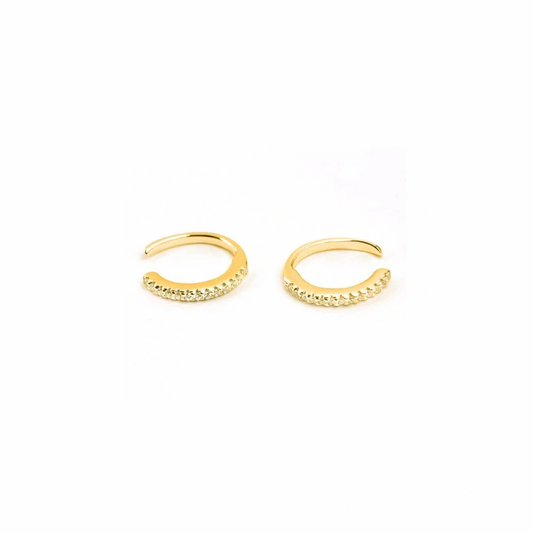 This adds a touch of sparkle to your ensemble. Featuring a stylish design, it is perfect for adding a subtle yet elegant touch to any outfit. Crafted with high-quality materials, this earcuff is a must-have accessory for fashion-forward individuals.

Elevate your look with this cool and sophisticated piece.


Material: .925 Sterling Silver + 18K gold plated
Measurements: .40 in diameter