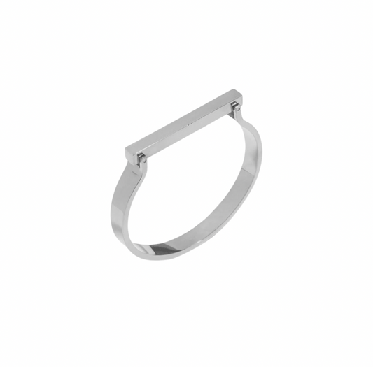 The bold bar bracelet boasts a striking design with a substantial silver bar, creating a visually prominent and luxurious accessory. The bracelet radiates a sophisticated elegance, making it a standout piece for those seeking a statement accessory. The bold 
bar design adds a modern touch, enhancing its overall contemporary and eye-catching appeal. Ideal for elevating both casual and formal attire, this bracelet is a blend of bold style and timeless elegance.

Material: brass

Medida: 6cm w x 6cm l. Bar: 4.