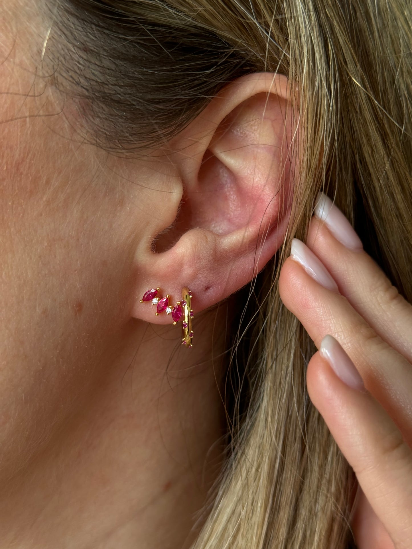 Add a splash of color to your daily routine with our Red Yoli Hoops! These playful hoops are sure to brighten up any outfit and put a smile on your face.

The combination of the gold color and the red stone creates a harmonious and eye-catching piece, suitable for both casual and more formal occasions.


Material: .925 Sterling Silver + 18K gold plated
Measurments: 