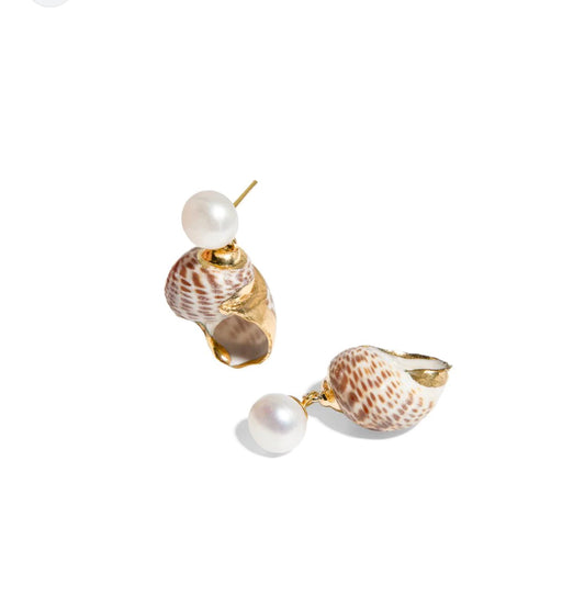 Add a touch of the beach to your wardrobe with our SEASHELL PEARL EARRINGS. These earrings feature genuine seashell pearls that will bring a touch of natural beauty to any outfit. Perfect for any beach lover who wants to add a unique and elegant touch to their jewelry collection.

Material: natural pearls + 18K gold plated