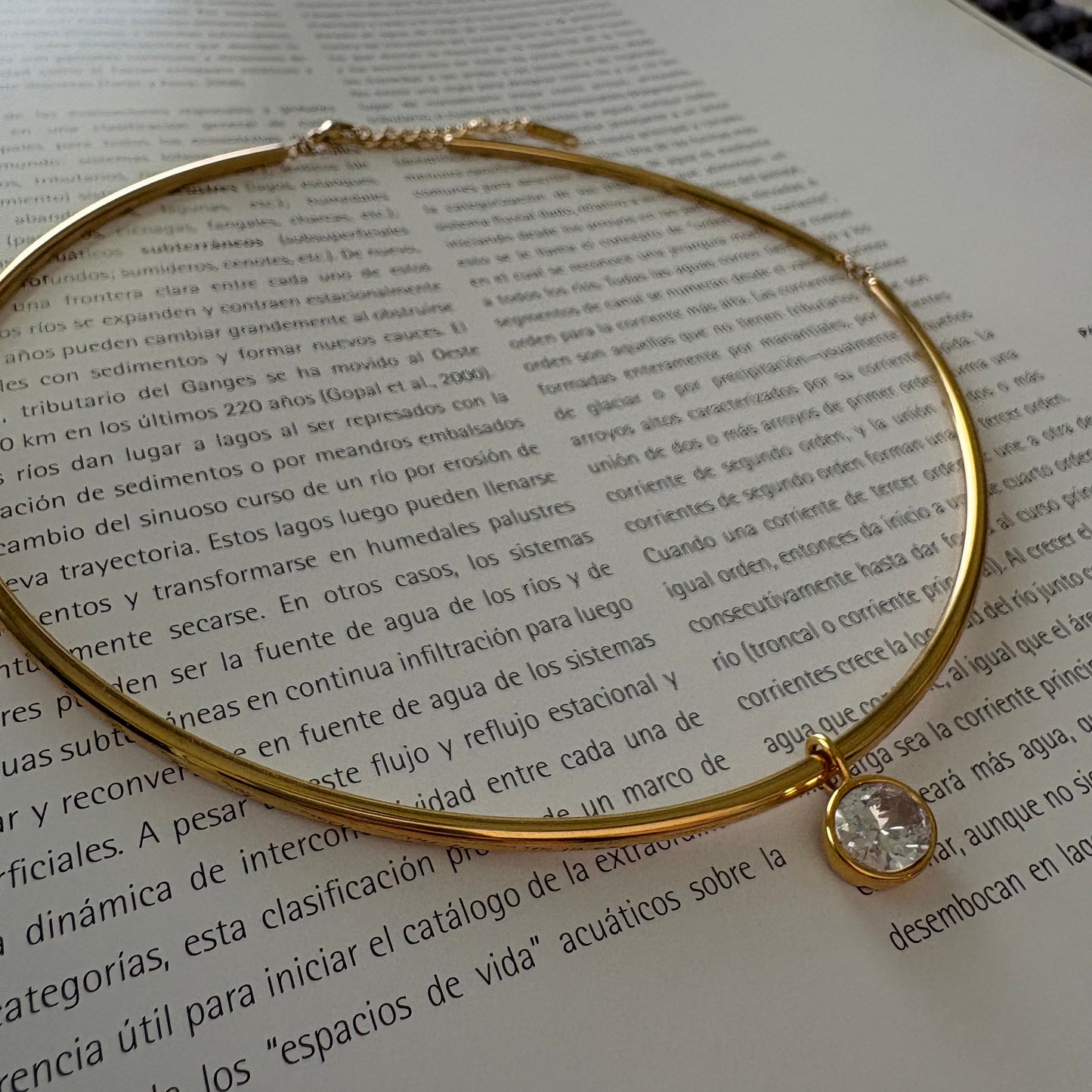 Caroline round zircon collar necklace close-up detail