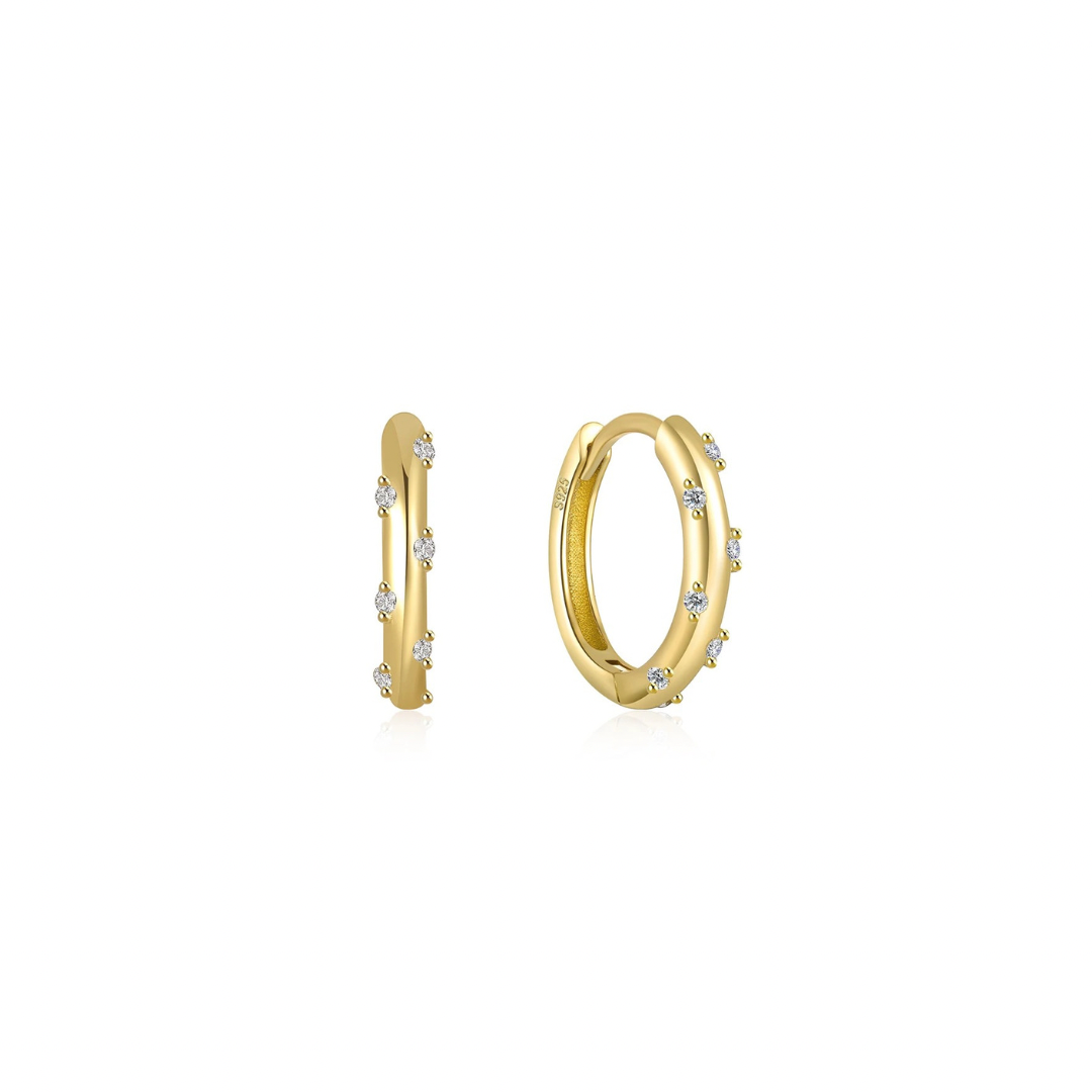 Add to your daily routine our Clear Yoli Hoops! These playful hoops are sure to brighten up any outfit and put a smile on your face.  The combination of the gold color and the clear stone creates a harmonious and eye-catching piece, suitable for both casual and more formal occasions.