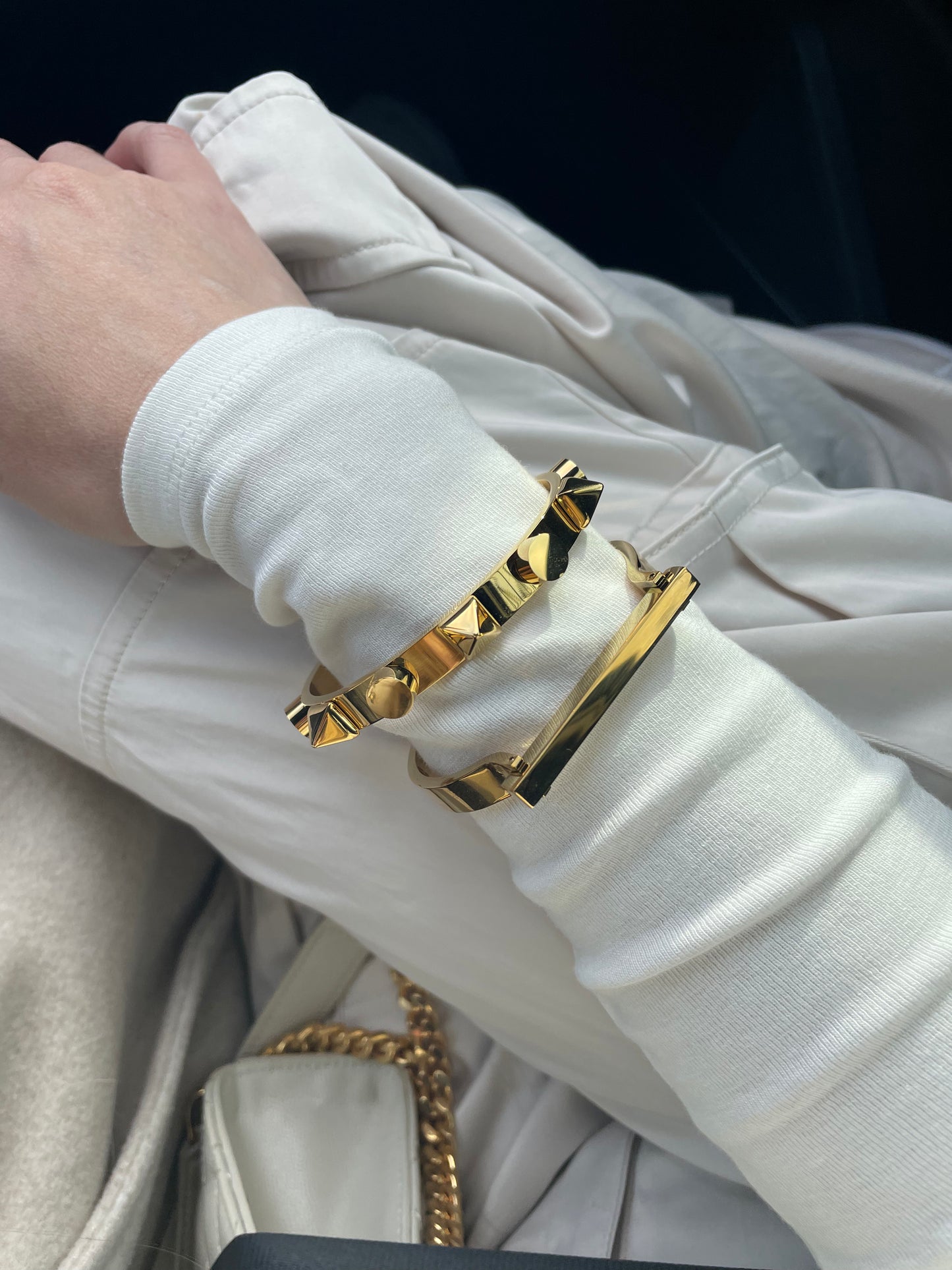 Introducing our new iconic bracelet!  Shiny and chic, our figured golden bracelet will elevate any outfit in 2024. This trendy piece will make you stand out with its intricate design, adding a touch of playfulness to your style. A must-have for any fashion-forward individual.