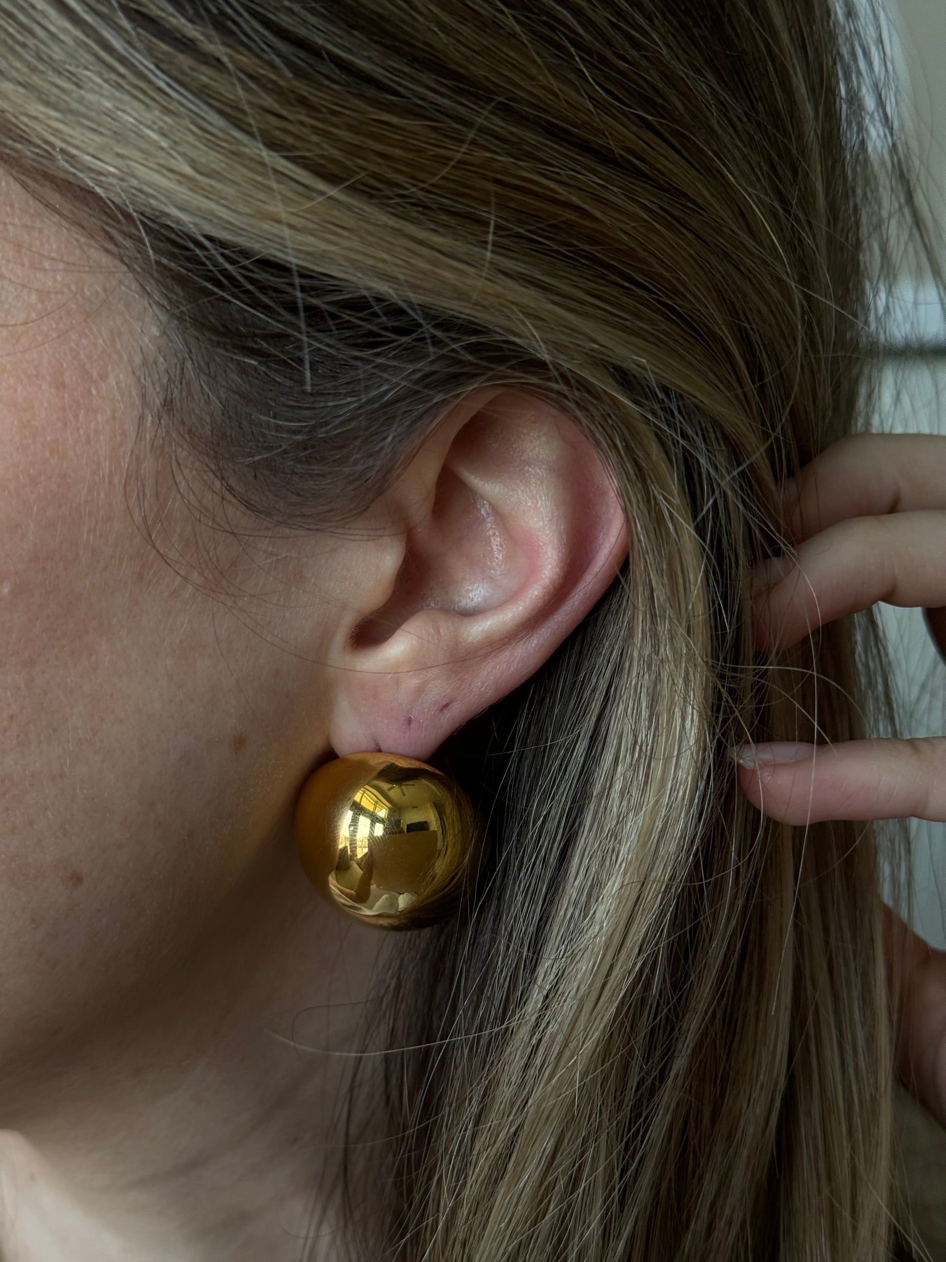 Add a touch of sophistication to any outfit with these gorgeous gold bold studs. Have more than one piercing? Awesome! Our gold bold studs pair well with other piercings or earrings. 

thick hoop earrings  the most in-demand and chunky styles

Material: Stainless Steel + 18K gold platedMeasurments: 1.50 cm