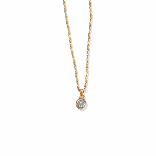 Clear solitaire crystal gold necklace

Minimalist pendant necklace

Delicate clear stone necklace on model