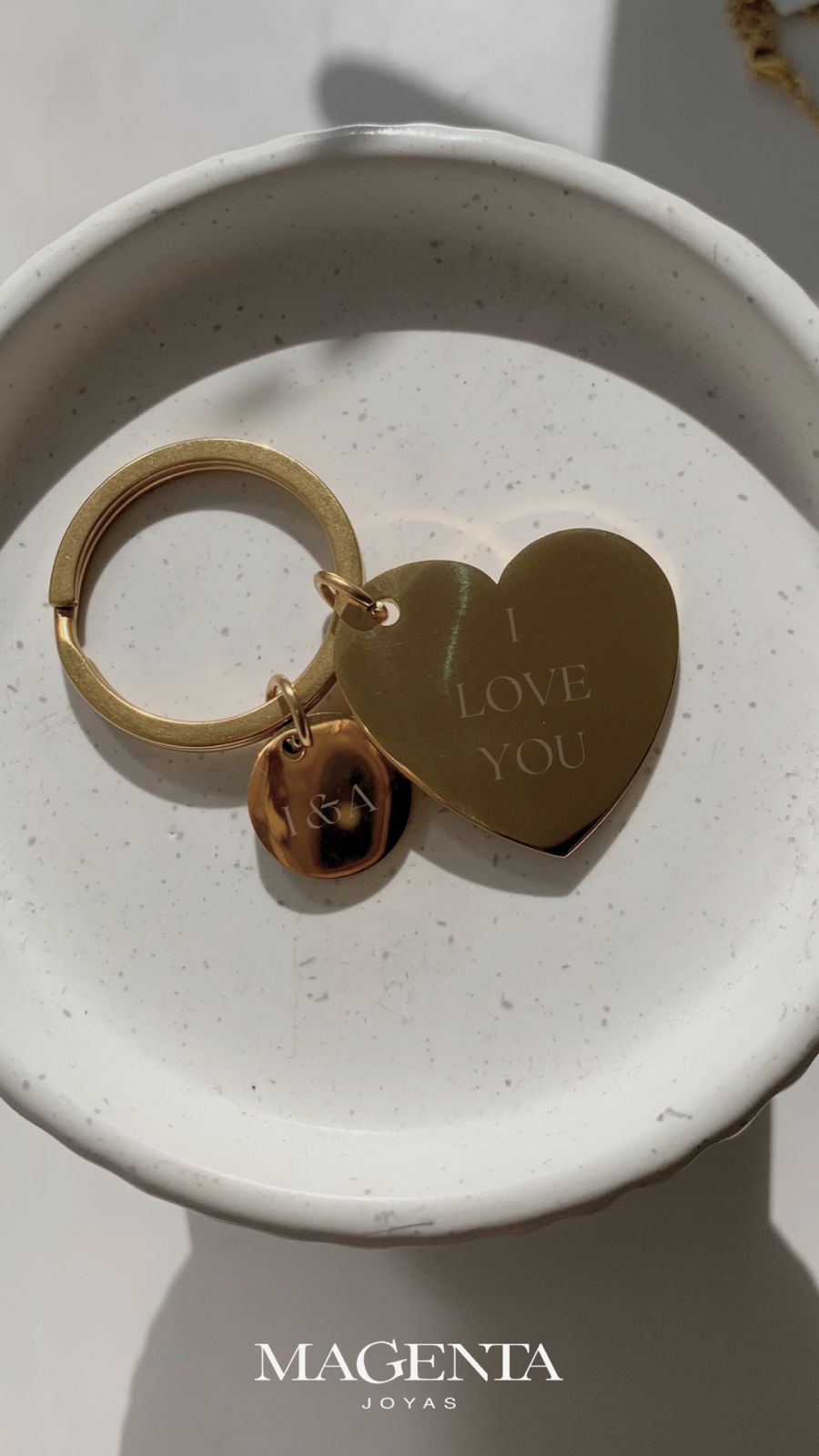 Personalized circle and heart keychain, perfect for this Chirstmas season to gift someone. 