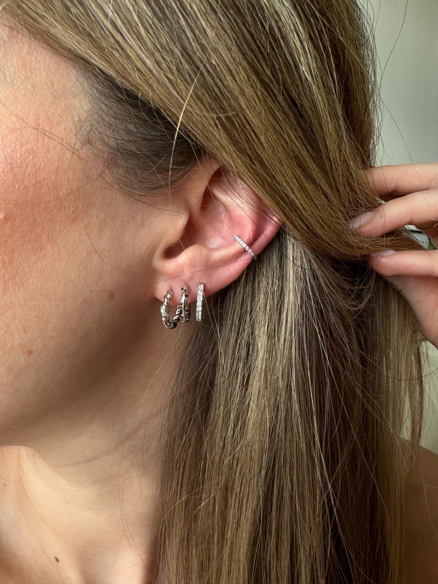 Add a splash of color to your daily routine with our Black Yoli Hoops! These playful hoops are sure to brighten up any outfit and put a smile on your face.

The combination of the silver color and the black stone creates a harmonious and eye-catching piece, suitable for both casual and more formal occasions.


Material: .925 Sterling Silver + 18K gold plated

Measurements: .55 in diameter 