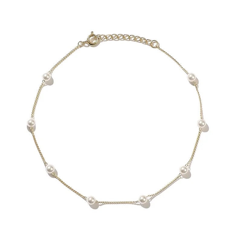 Add a subtle touch of elegance to any outfit with our SMALL PEARL ANKLET. Made with petite pearls, this anklet adds a delicate charm to your ankle.

Perfect for any occasion, our anklet is a must-have accessory for those who appreciate a touch of understated beauty. 

Material: Sterling silver .925 + 18K gold plated

Measurements: 8.20 in + 2.35 in