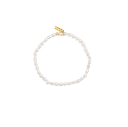 Inspired by the seas, the SEA PEARL pearl bracelet will make you look with elegance and distinction. Designed with the best quality, this jewel perfectly combines the beauty of a pearl with the craftsmanship of our design. It is an ideal accessory to give your look a touch of sophistication and incomparable distinction.

Material: Natural pearl with 14k gold plating
Measure: 17cm long extended measure. 6cm in diameter and 5mm thick

* All pieces are handmade and contain natural stones, which can cause slig