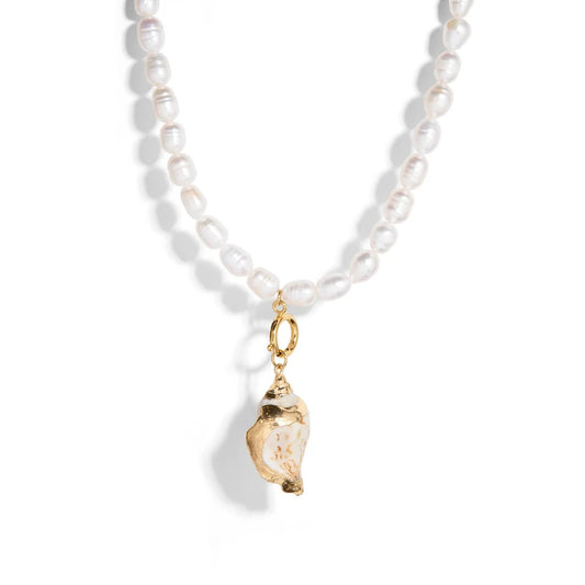 Add a touch of coastal charm with our CELESTIAL SHELL NECKLACE. Made with real shells, this necklace brings a piece of the ocean to your look. Perfect for beach lovers, this unique accessory is sure to make a stylish statement. (Shell-ebrate your love for the beach with our new necklace!) Hello Summer 2024! 🏝️


Material: natural pearls seashell + 18K gold plated
